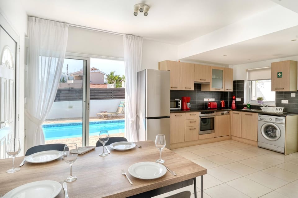 Swimming pool, Dinner, kitchen