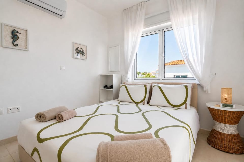 Bedroom, air conditioner