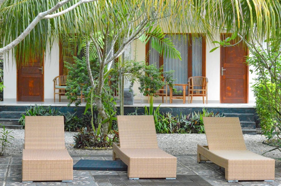 Property building, Swimming pool, sunbed