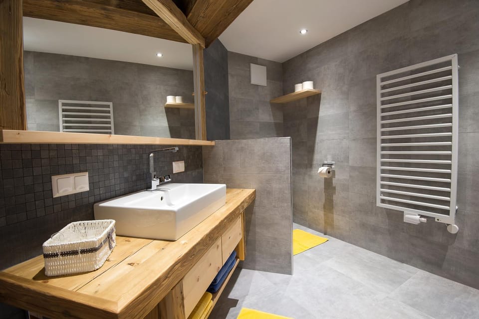Bathroom, Decorative detail