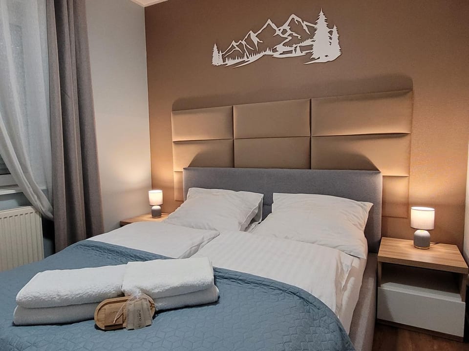 Bed, Bedroom, towels