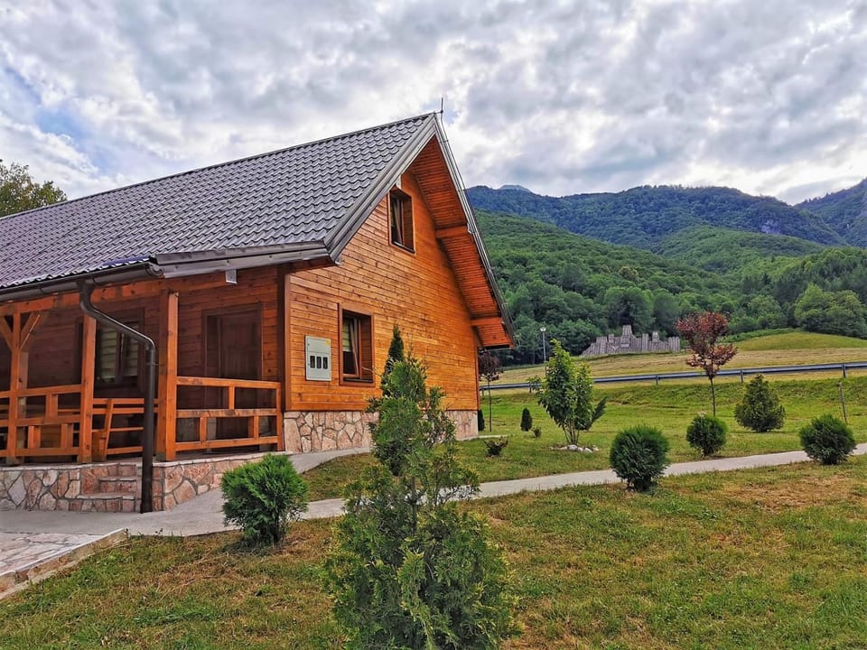 Nearby landmark, Facade/entrance, Spring, Off site, Day, Neighbourhood, Natural landscape, Bird's eye view, Summer, Garden view, Mountain view, River view