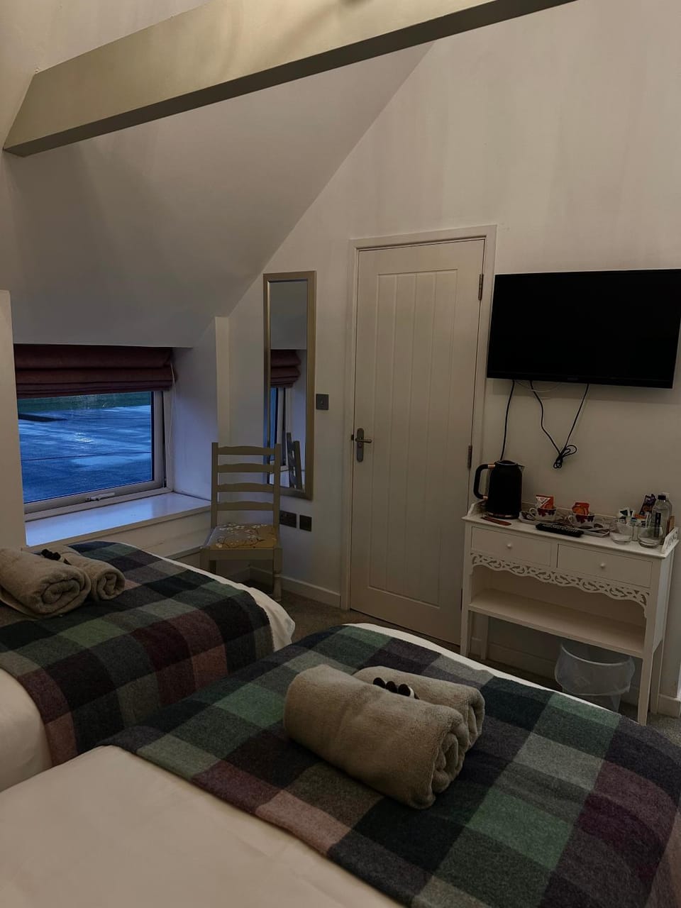 Bed, TV and multimedia, Bedroom