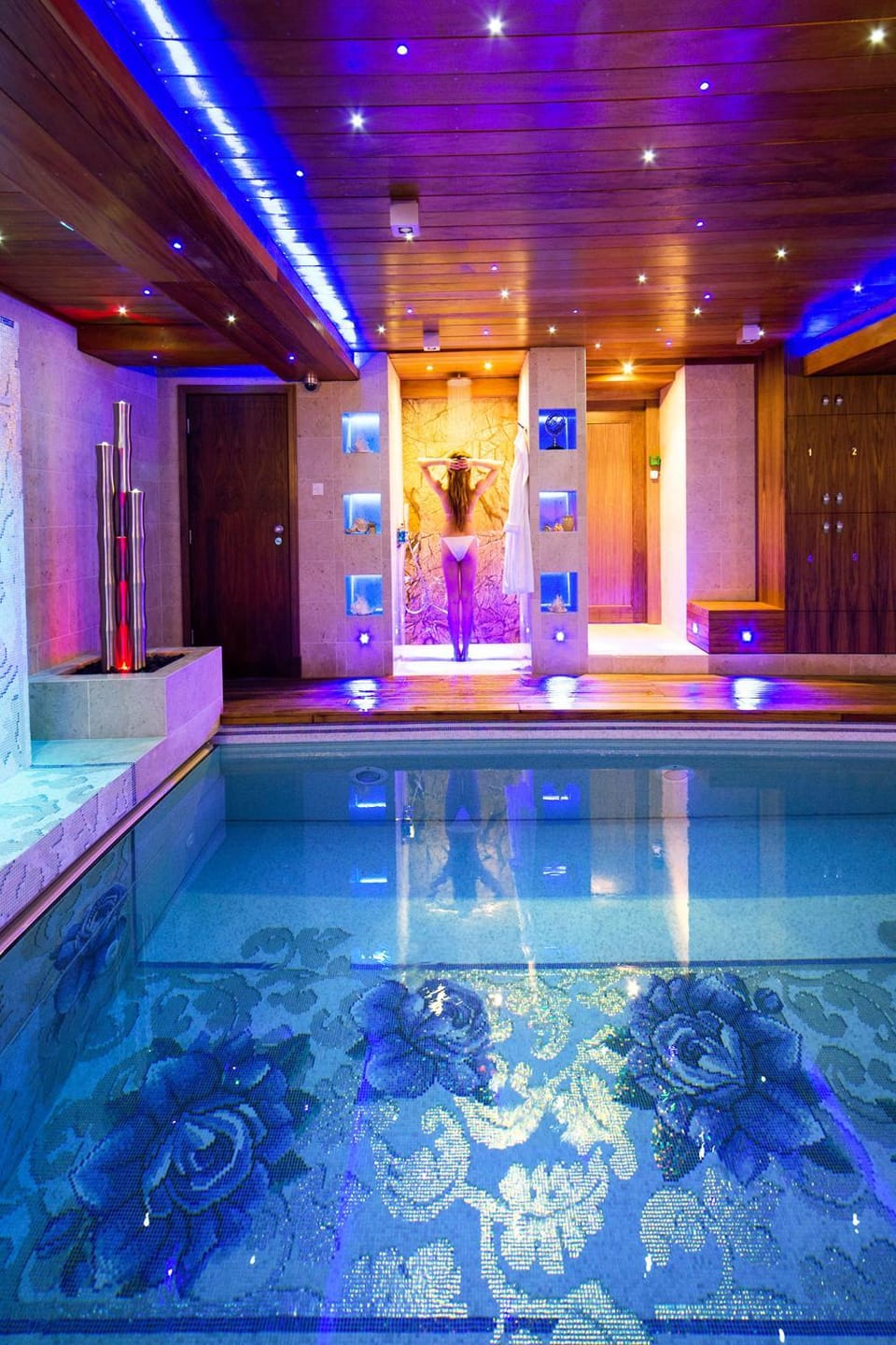 Guests, Swimming pool