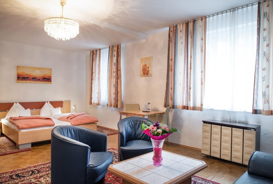 Living room, Photo of the whole room, Seating area, Bedroom, Family