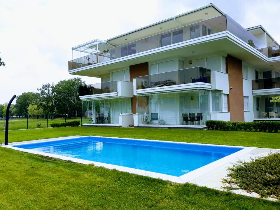 Elegant Apartman Apartment in Siófok