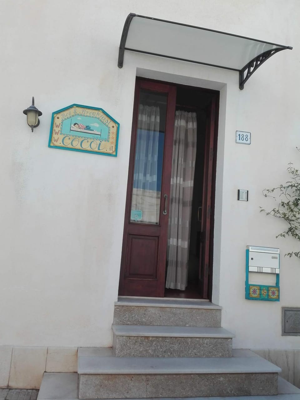 Facade/entrance