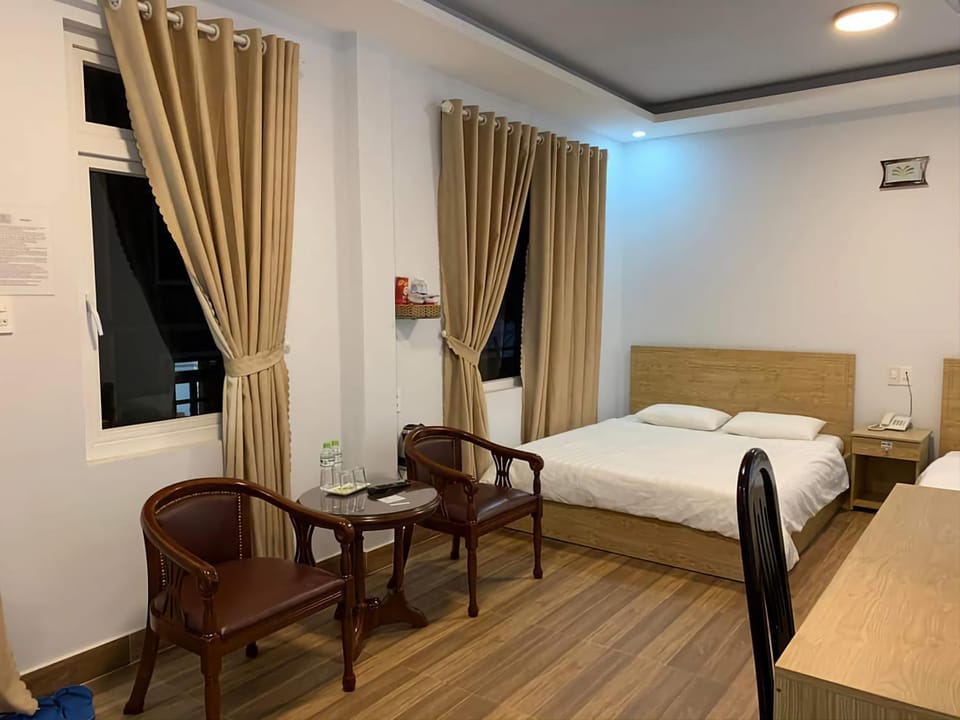 Bed, Photo of the whole room, Seating area, Bedroom