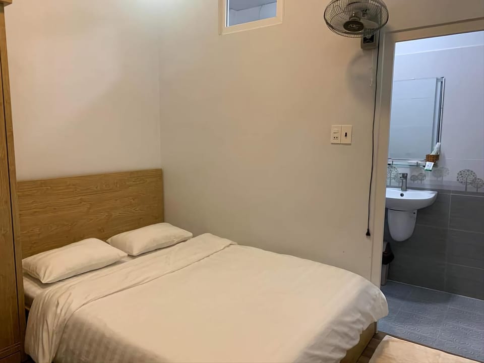 Toilet, Bed, Photo of the whole room, Bedroom