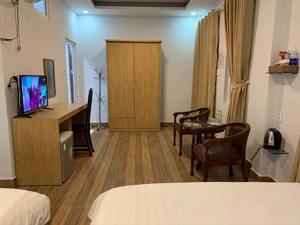Communal lounge/ TV room, TV and multimedia, Photo of the whole room, Seating area, Bedroom, wardrobe
