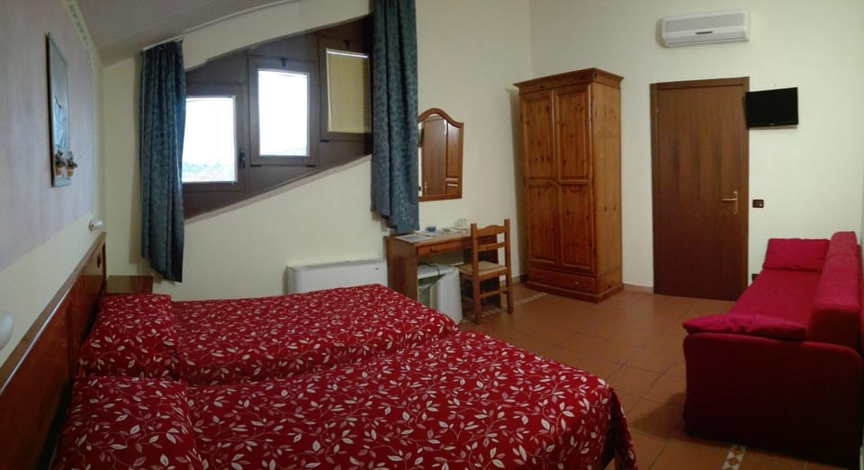 Bed, TV and multimedia, Photo of the whole room, Bedroom, wardrobe, air conditioner