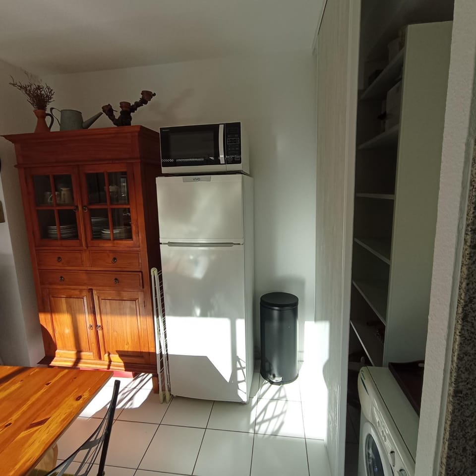 Kitchen or kitchenette, microwave, washing machine