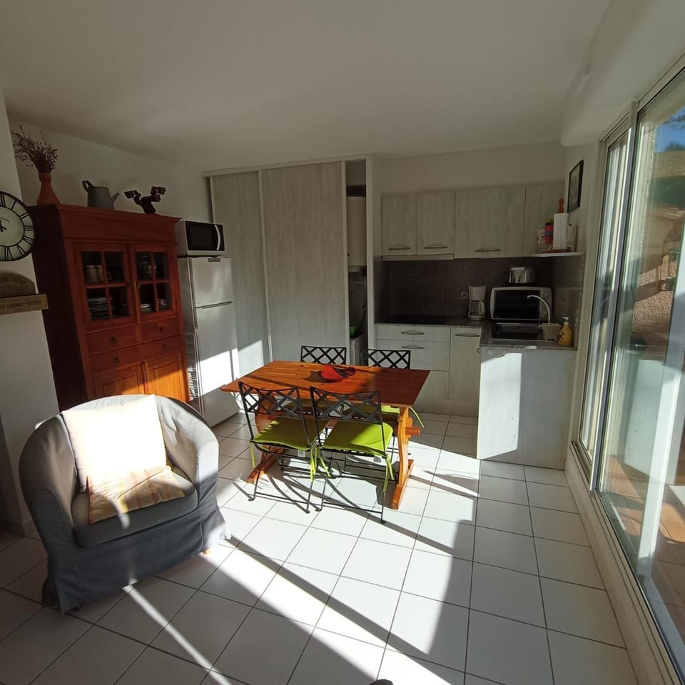 Coffee/tea facilities, Kitchen or kitchenette, Dining area, dishwasher, microwave, oven, toaster, washing machine