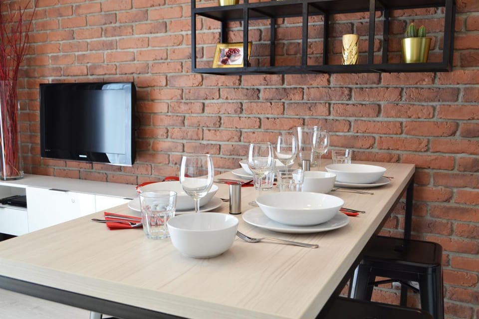 TV and multimedia, Kitchen or kitchenette, Living room, Food and drinks, Photo of the whole room, Dining area, Drinks
