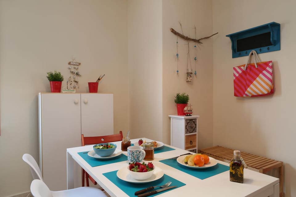 Coffee/tea facilities, Kitchen or kitchenette, Seating area, Dining area