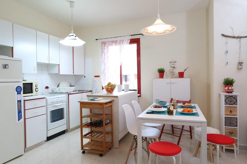 Coffee/tea facilities, Kitchen or kitchenette, Dining area