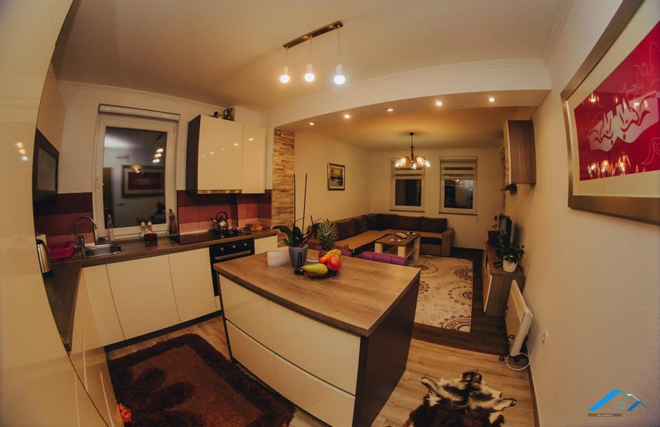 TV and multimedia, Coffee/tea facilities, Kitchen or kitchenette, Living room, Decorative detail, Seating area, Dining area, Area and facilities