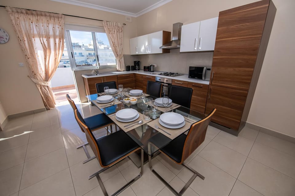 Dining area, dishwasher, pet friendly, stove, toaster, kitchen, air conditioner