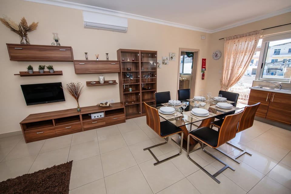 Dining area, kitchen