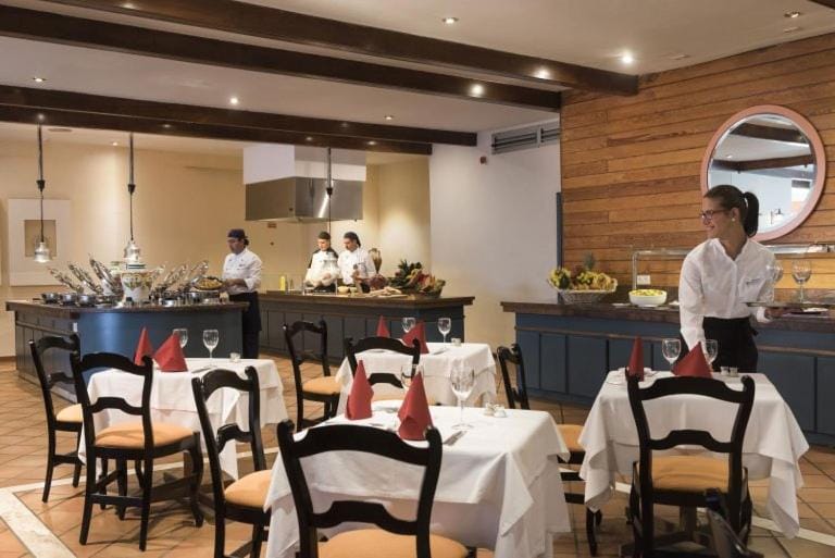 Restaurant/places to eat, People, Food and drinks, Food