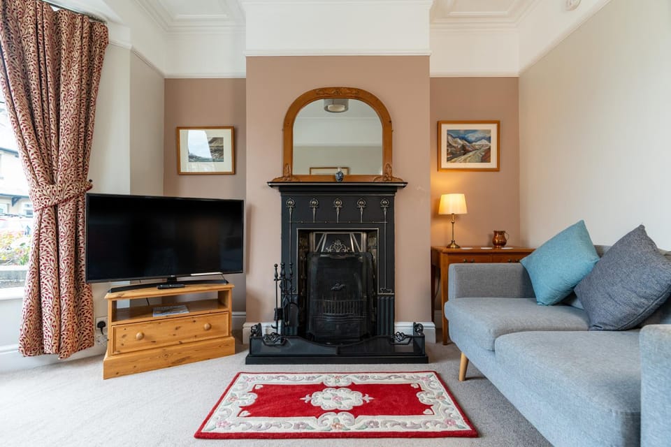 TV and multimedia, Living room, Seating area, flat iron
