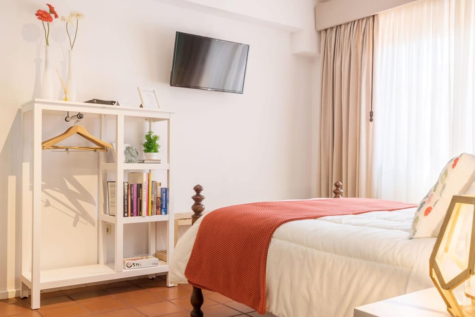 Bed, TV and multimedia, Photo of the whole room, Bedroom