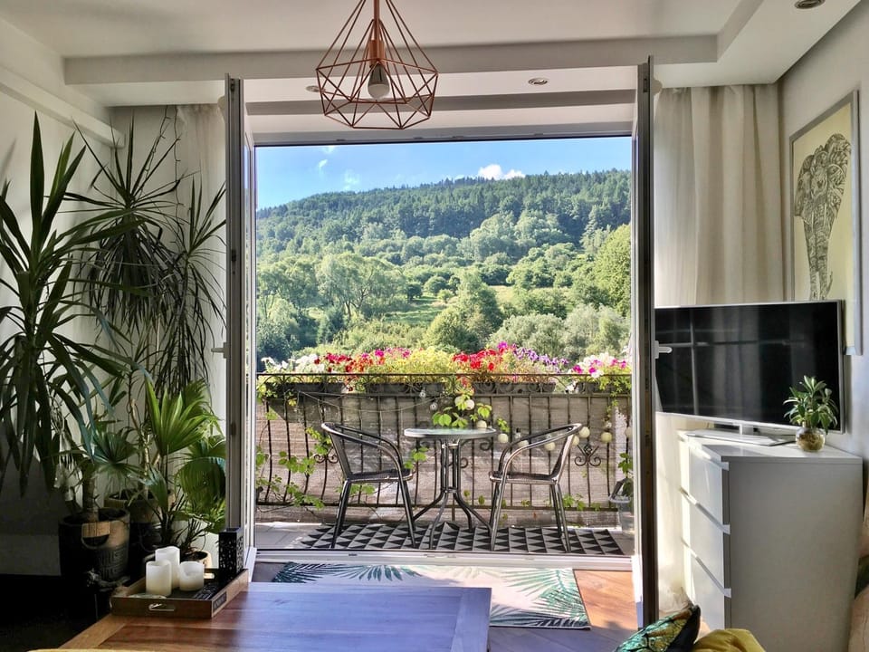 Balcony/Terrace, Living room, Mountain view