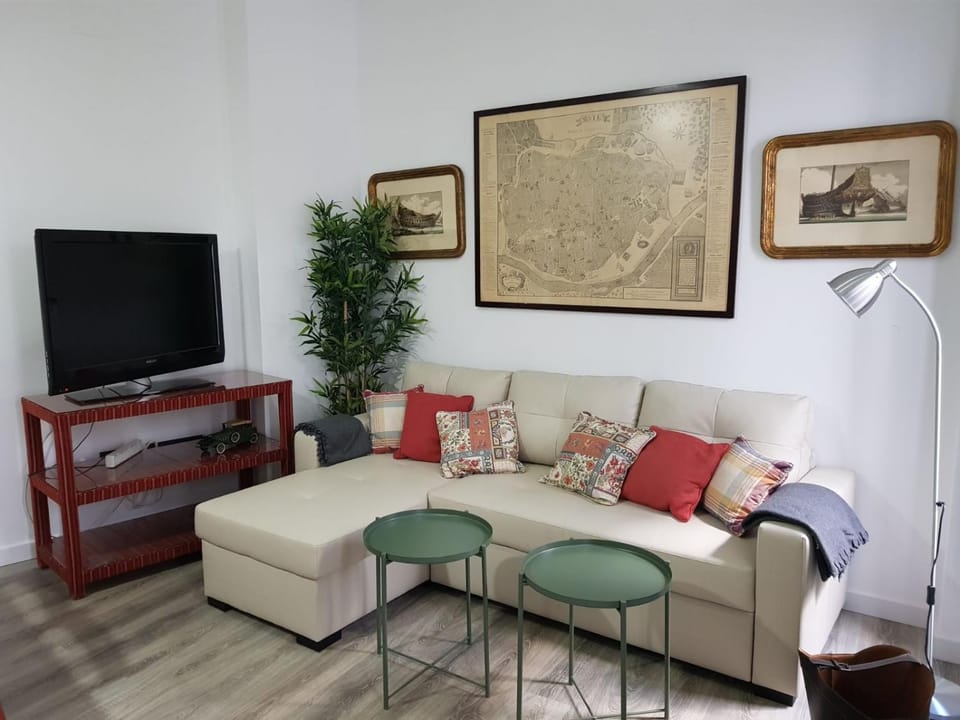 Communal lounge/ TV room, Bed, TV and multimedia, Living room, Decorative detail