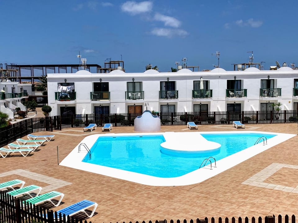 Swimming pool, sunbed