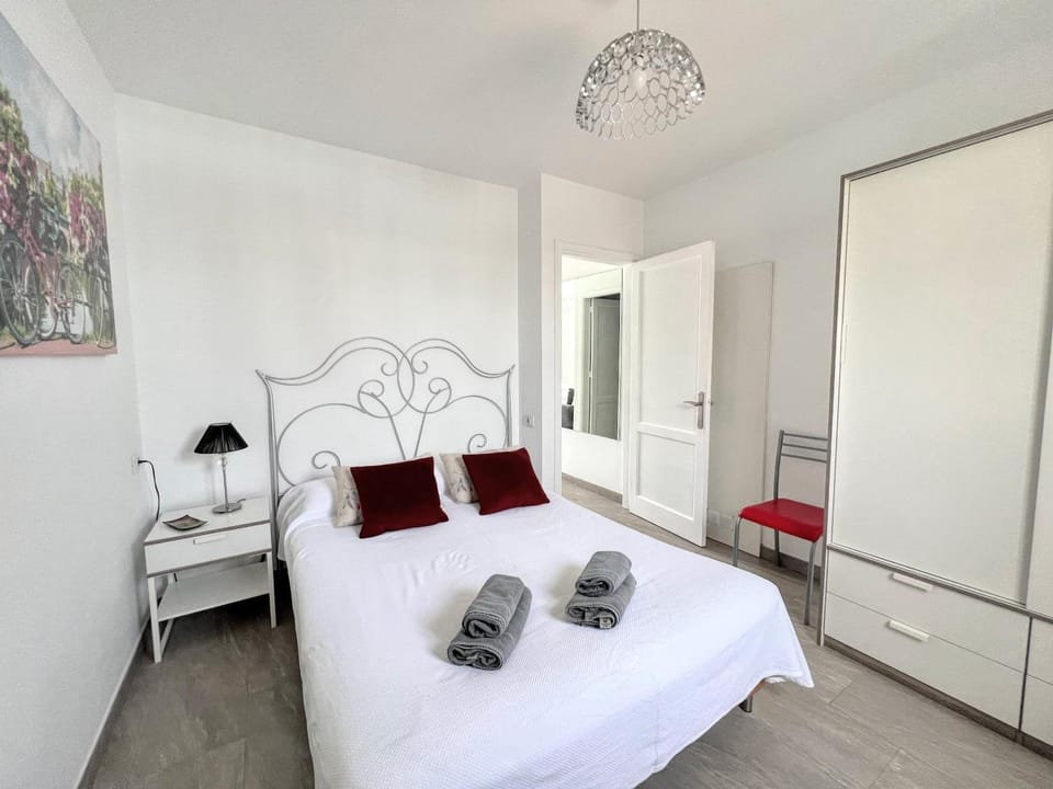 Photo of the whole room, Bedroom