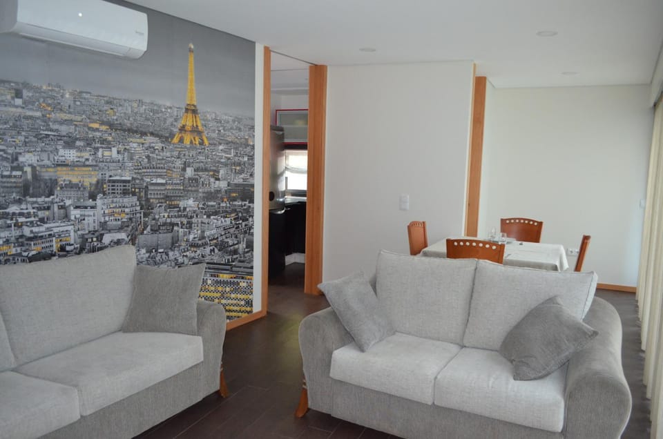 Communal lounge/ TV room, TV and multimedia, Living room, Dining area