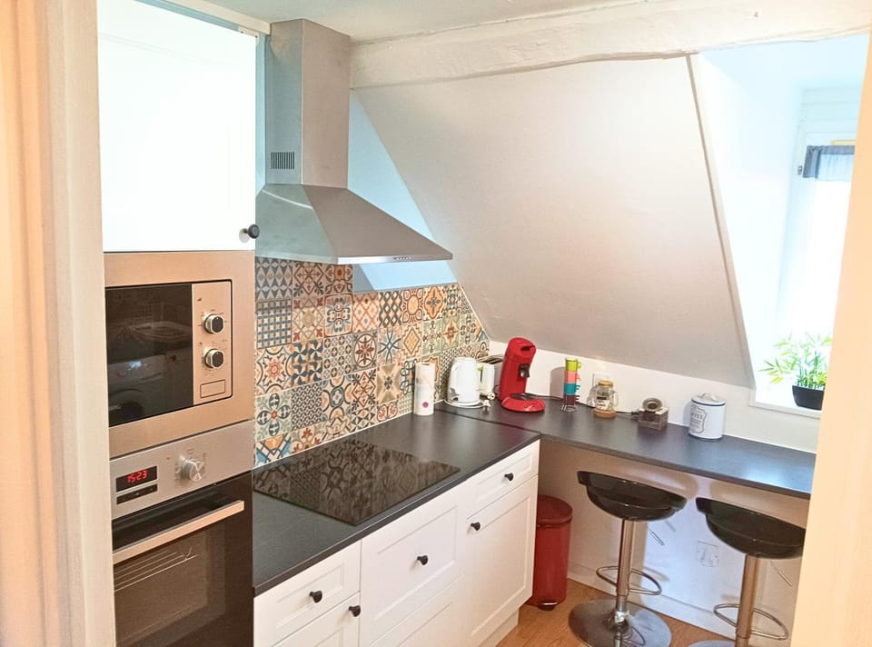 Coffee/tea facilities, microwave, oven, stove, toaster, kitchen