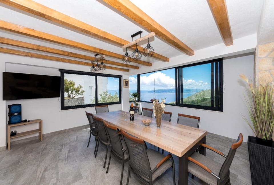 Communal lounge/ TV room, Sea view