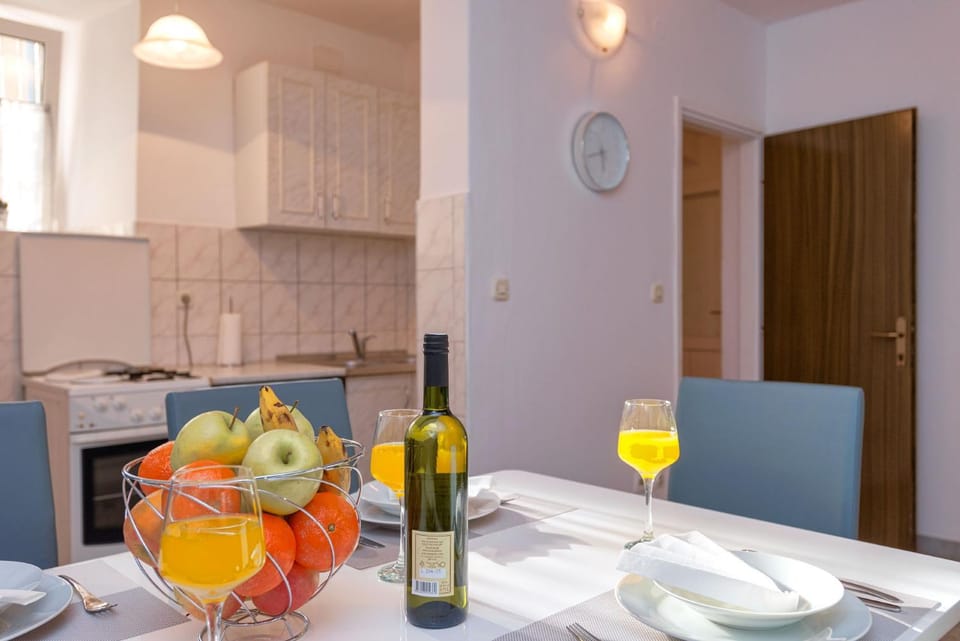 Coffee/tea facilities, Kitchen or kitchenette, Dining area, Food, Drinks