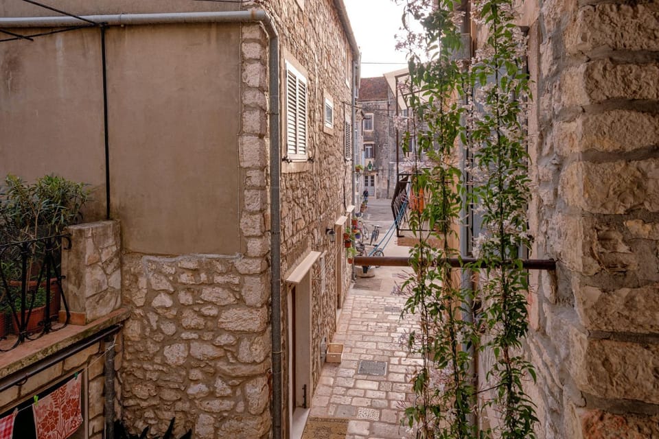 On site, City view, Street view