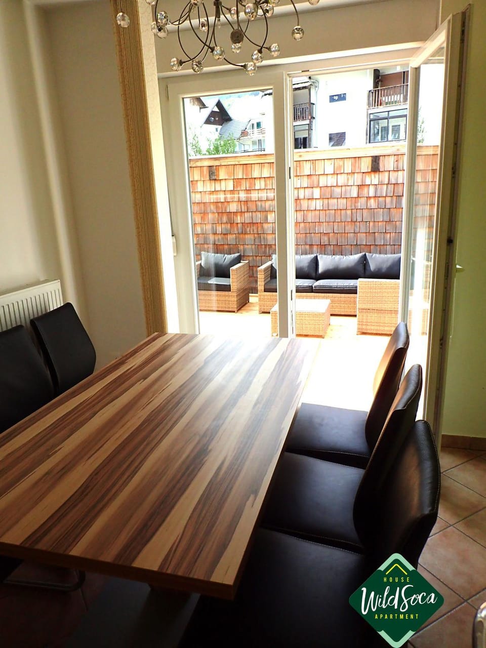 Coffee/tea facilities, Kitchen or kitchenette, Seating area, Dining area