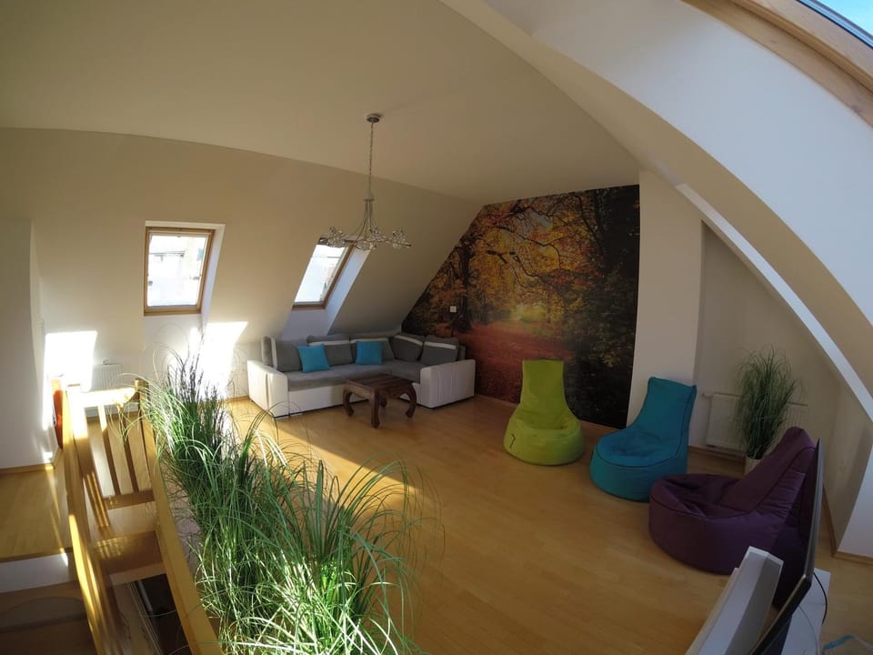 TV and multimedia, Living room, Decorative detail, Seating area, Garden view, Mountain view, Street view, Family