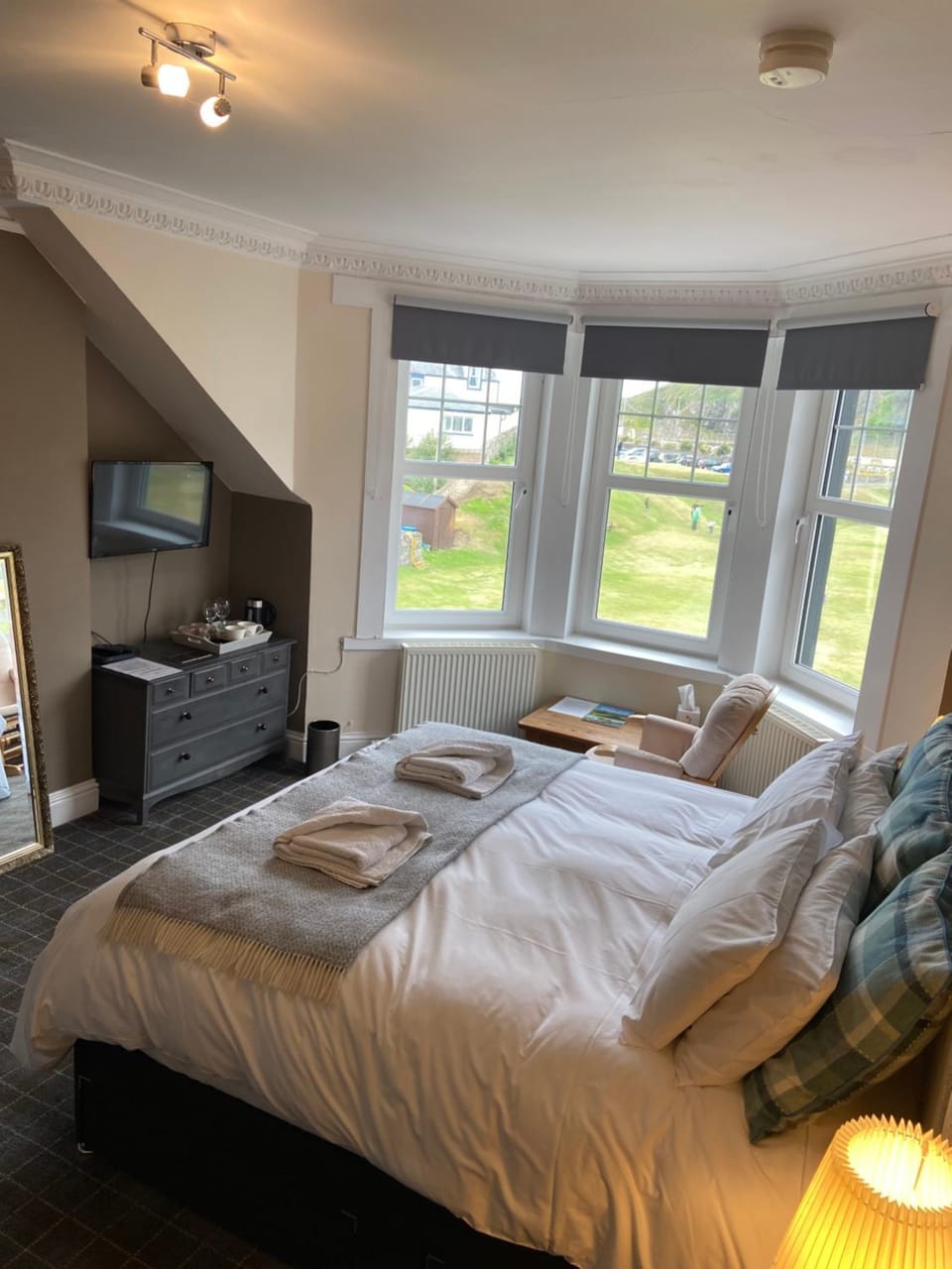 Bed, TV and multimedia, Bedroom