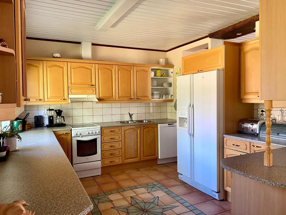 Kitchen or kitchenette, dishwasher, oven, toaster