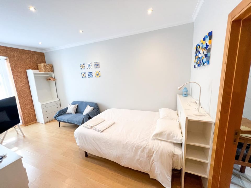 Bed, TV and multimedia, Living room, Seating area, Bedroom, wardrobe