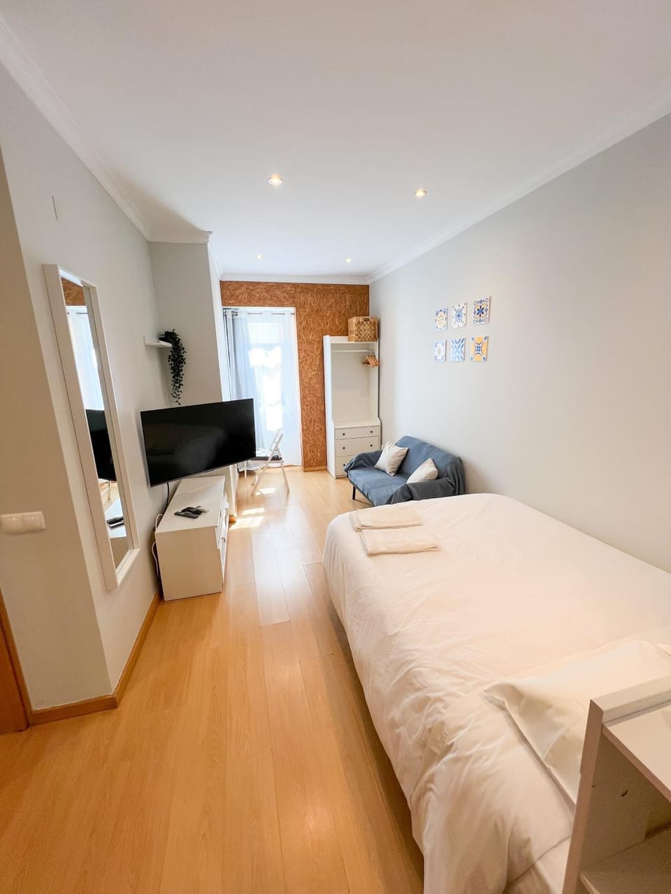 Communal lounge/ TV room, Bed, TV and multimedia, Living room, Seating area, Bedroom
