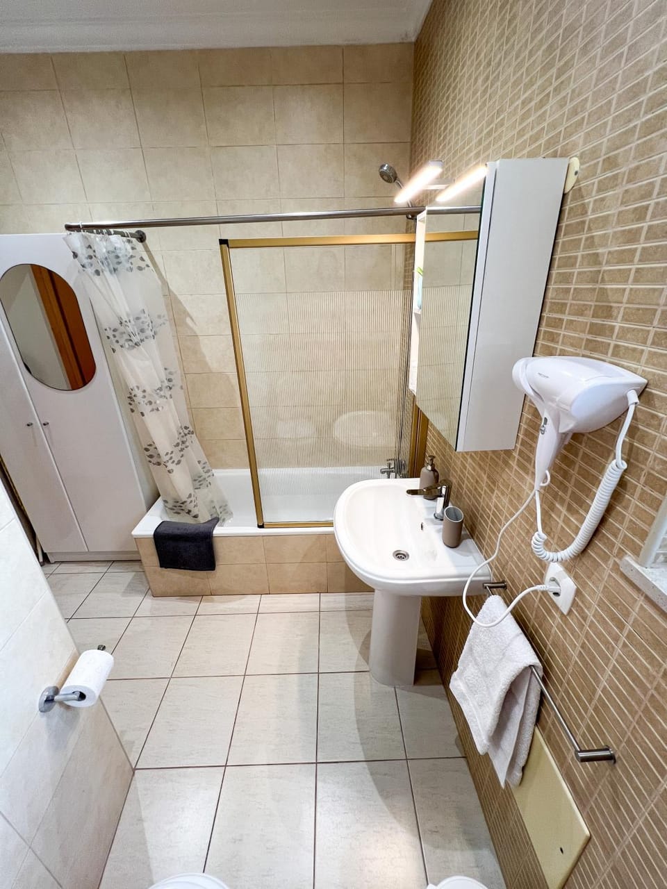 Shower, Toilet, Bathroom, towels