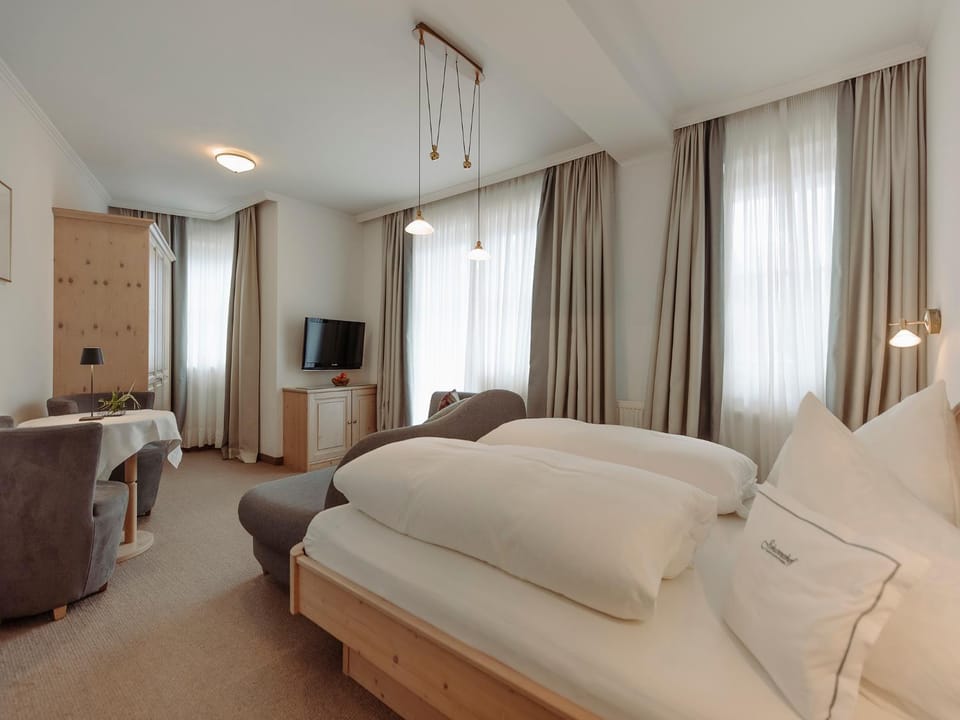 Bed, Living room, Photo of the whole room, Seating area, Bedroom