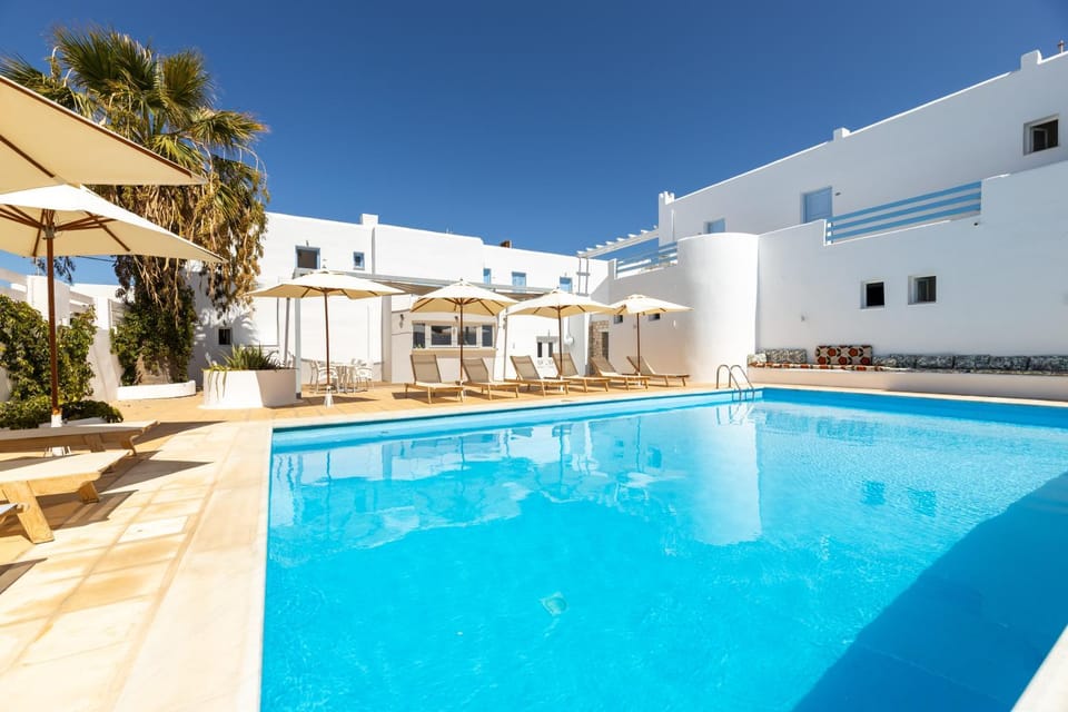 Property building, Patio, Swimming pool, sunbed