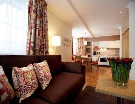Kitchen or kitchenette, Living room, Seating area, Dining area