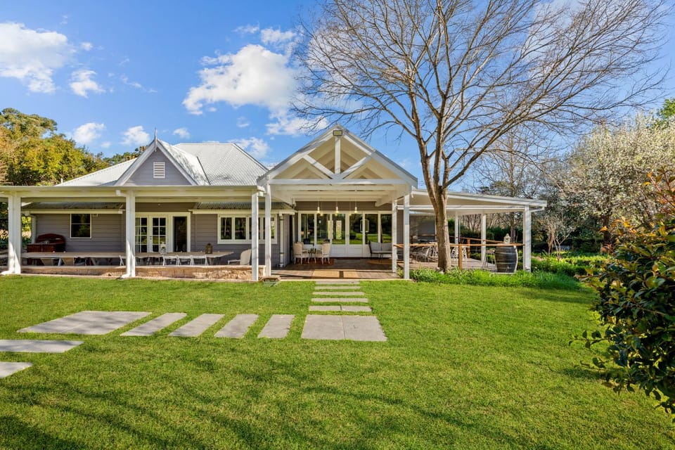 One Bedroom Cottage with Shared Pool Bed and Breakfast in Sydney
