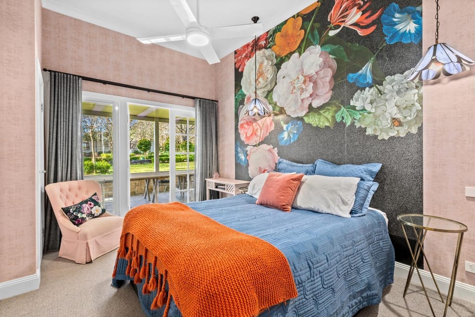 Bed, Living room, Photo of the whole room, Bedroom