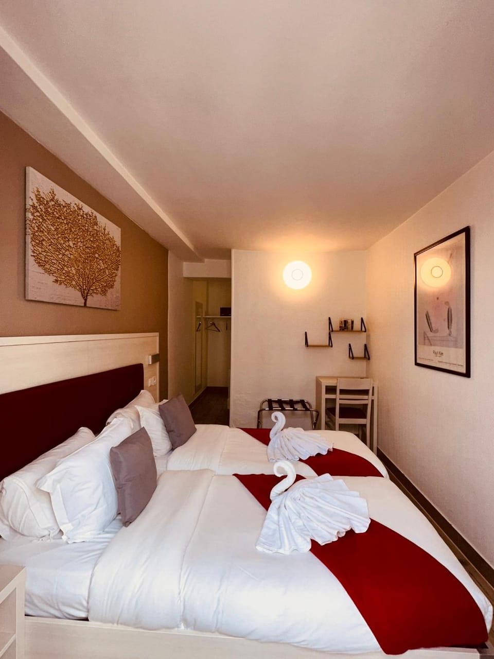 Bed, Photo of the whole room, Bedroom, towels