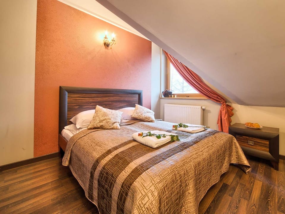 Bed, Other, Photo of the whole room, Decorative detail, Seating area, Bedroom