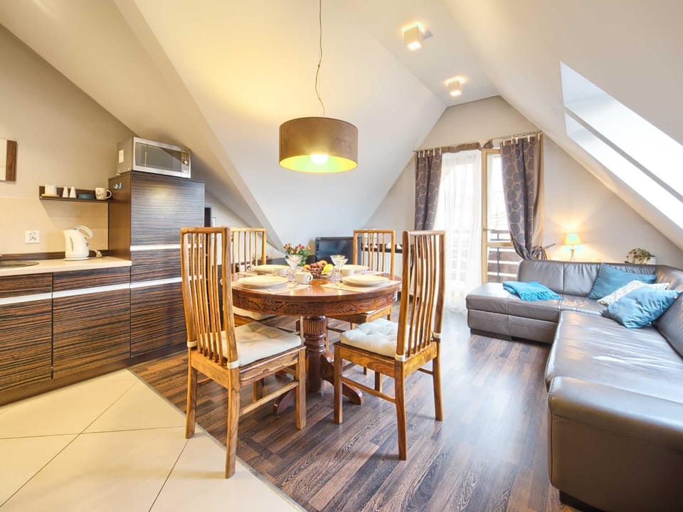 TV and multimedia, Coffee/tea facilities, Balcony/Terrace, Kitchen or kitchenette, Living room, Seating area, Dining area